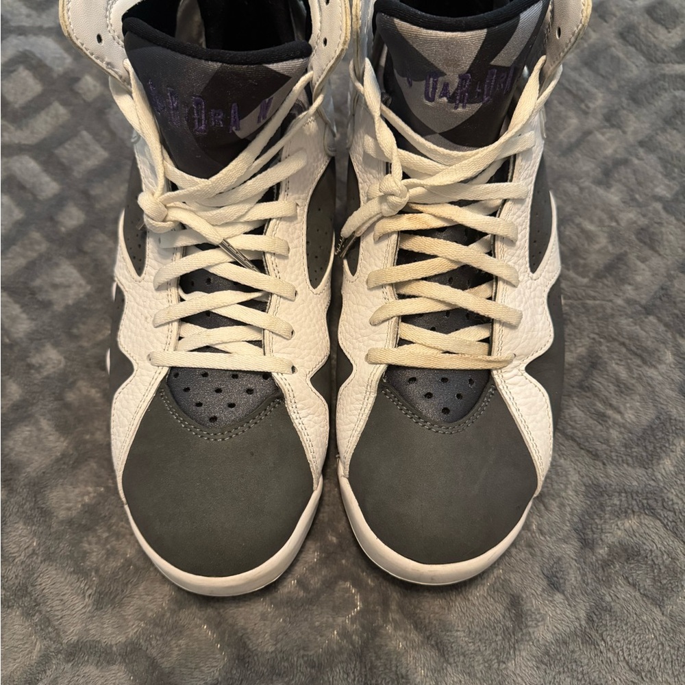 Nike Air Jordan 7 Retro Flint 2006
Gray and white sneakers.